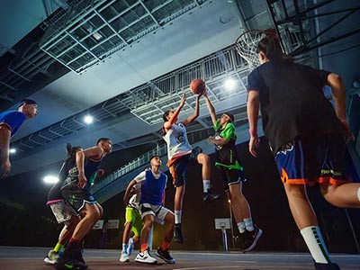 nba湖人vs勇士詹姆斯库里互动